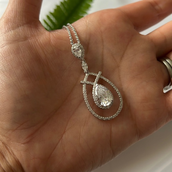 Jewelry - 🎁4/$25 - SILVER NECKLACE with pendant - bridal or prom - NEW